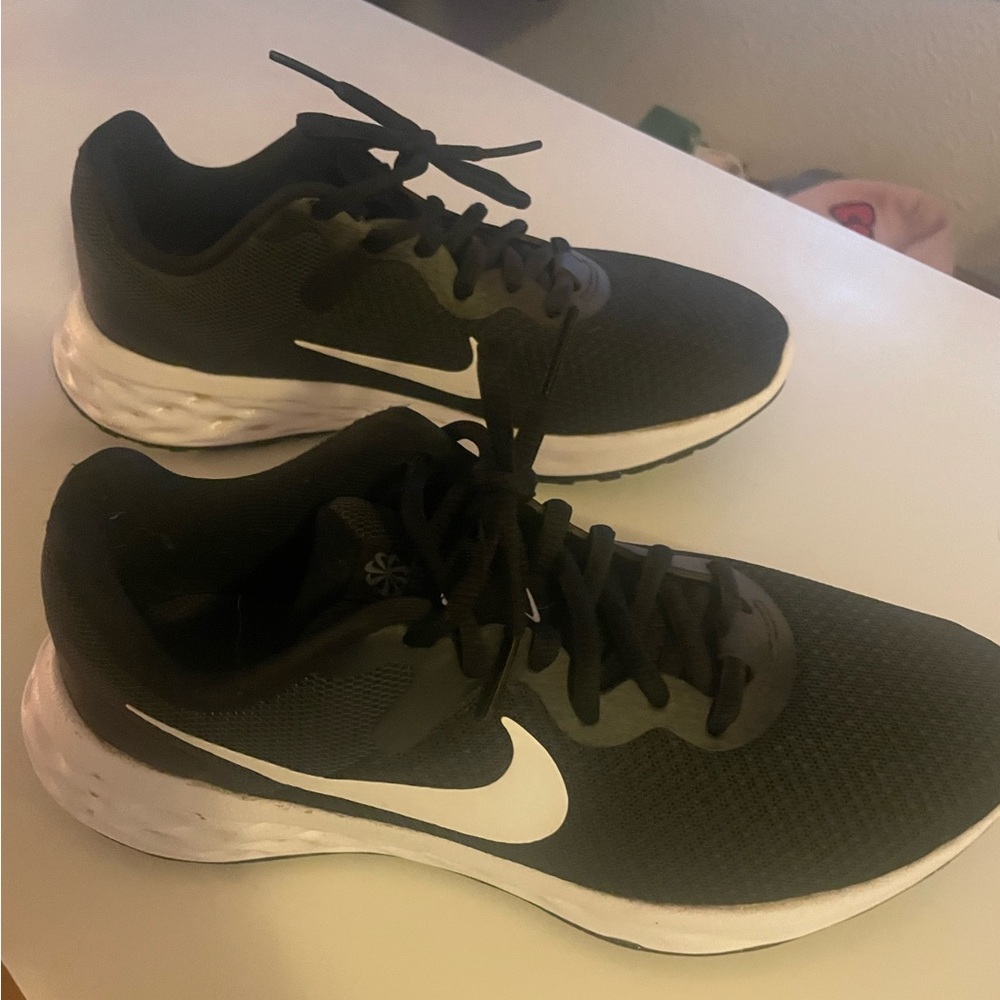 Nike Black and White running shoes Women Sz 7
